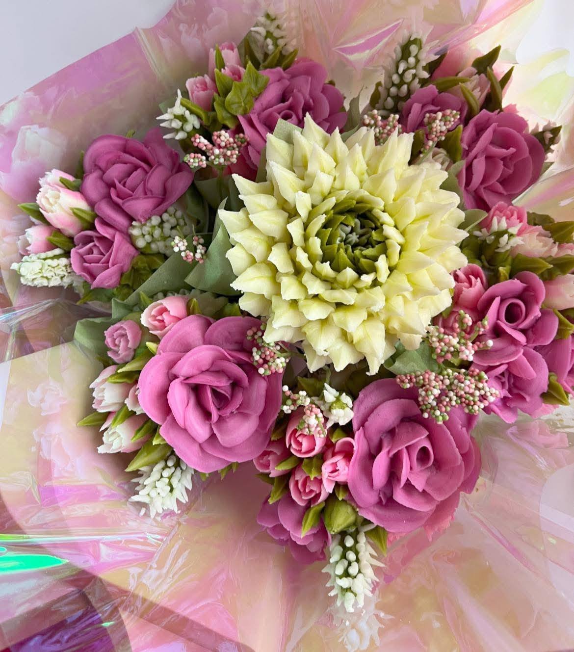 Trina Shaffer piping buttercream flowers